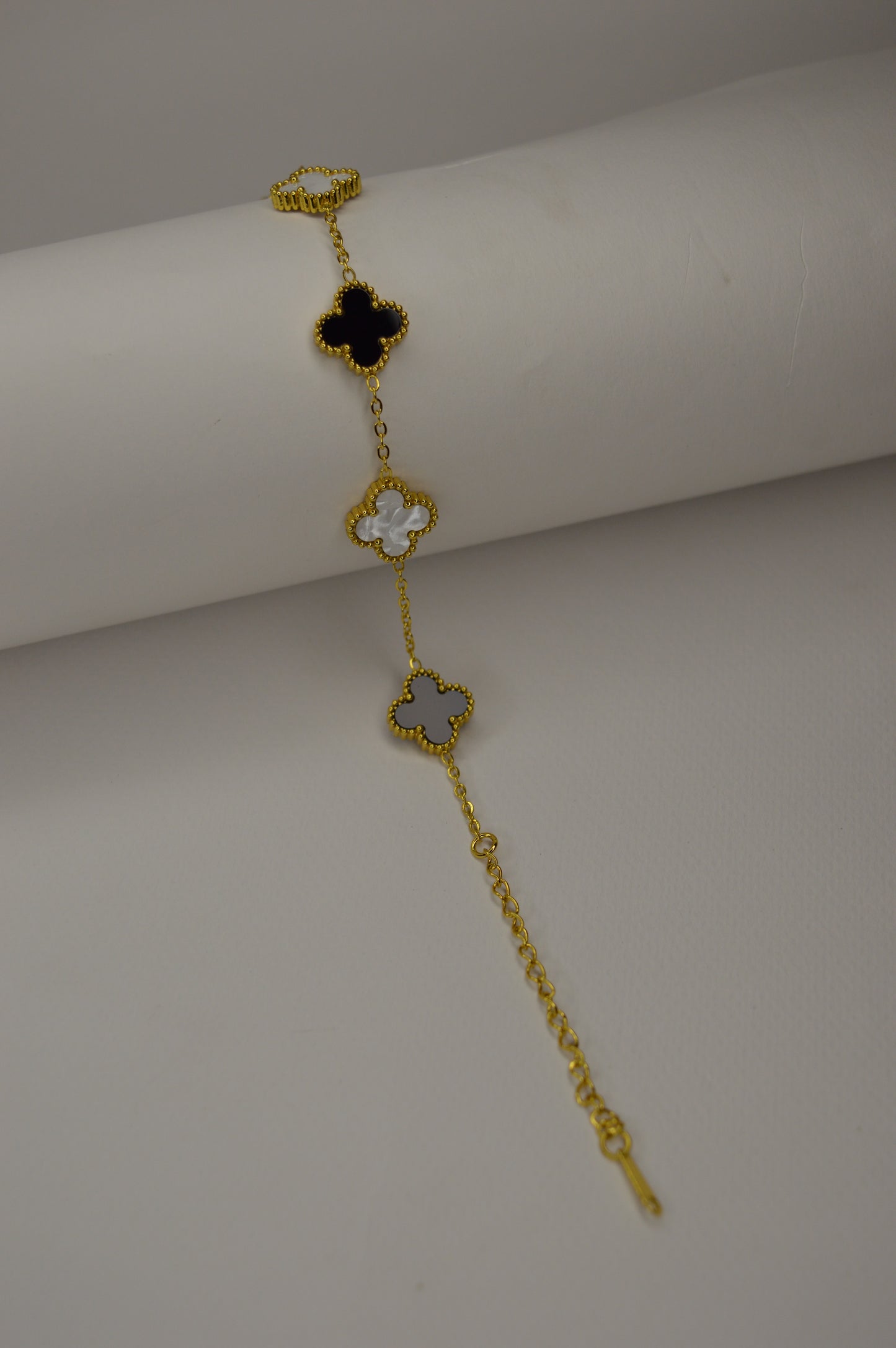Elegant Clover Bracelet - White & Black