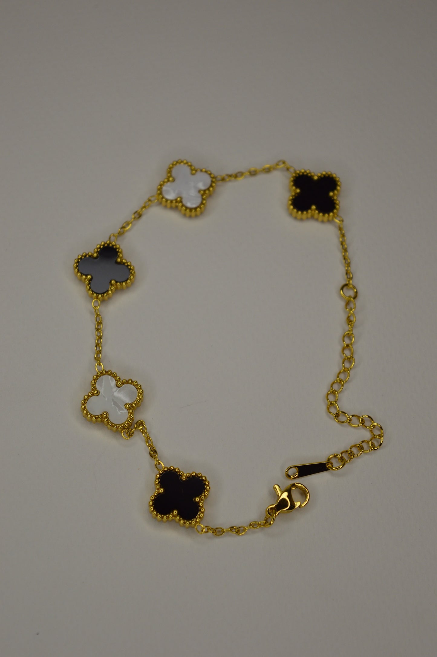 Elegant Clover Bracelet - White & Black