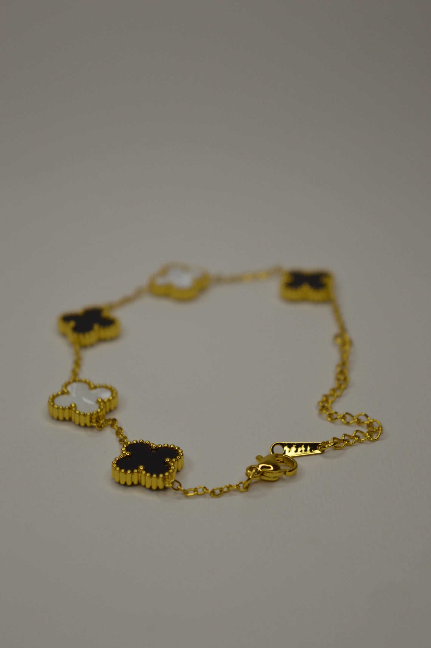Elegant Clover Bracelet - White & Black
