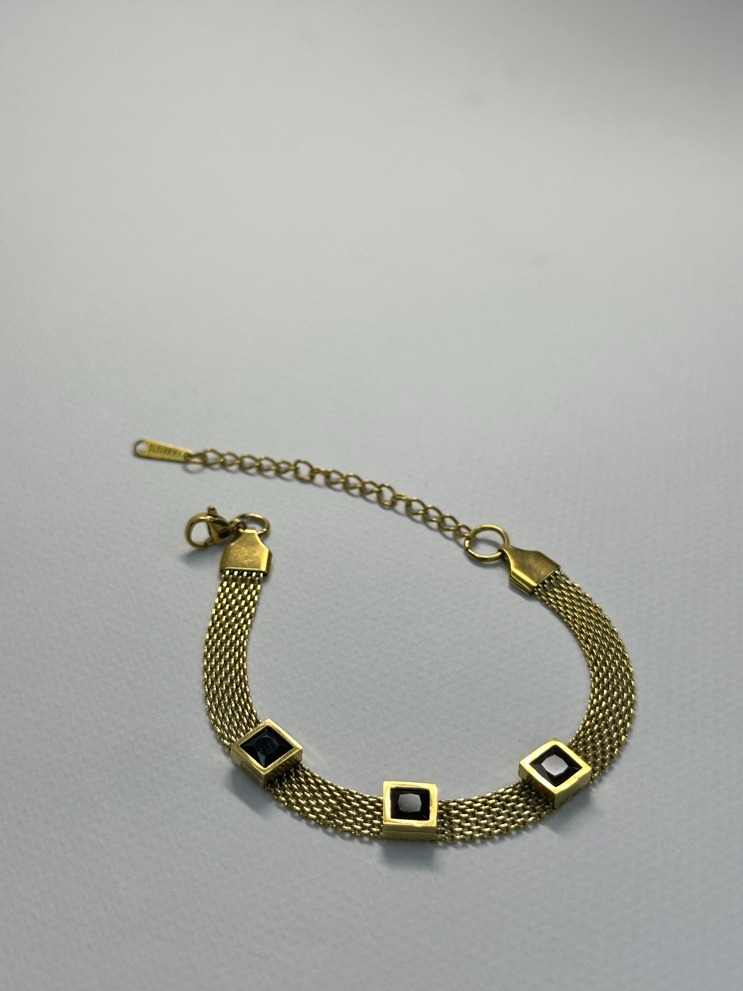 Elegant Gold Mesh Bracelet Zyro