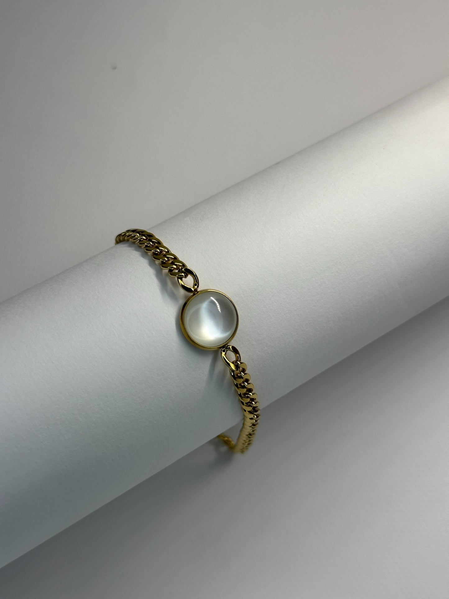 White Charm Glow Bracelet Zyro