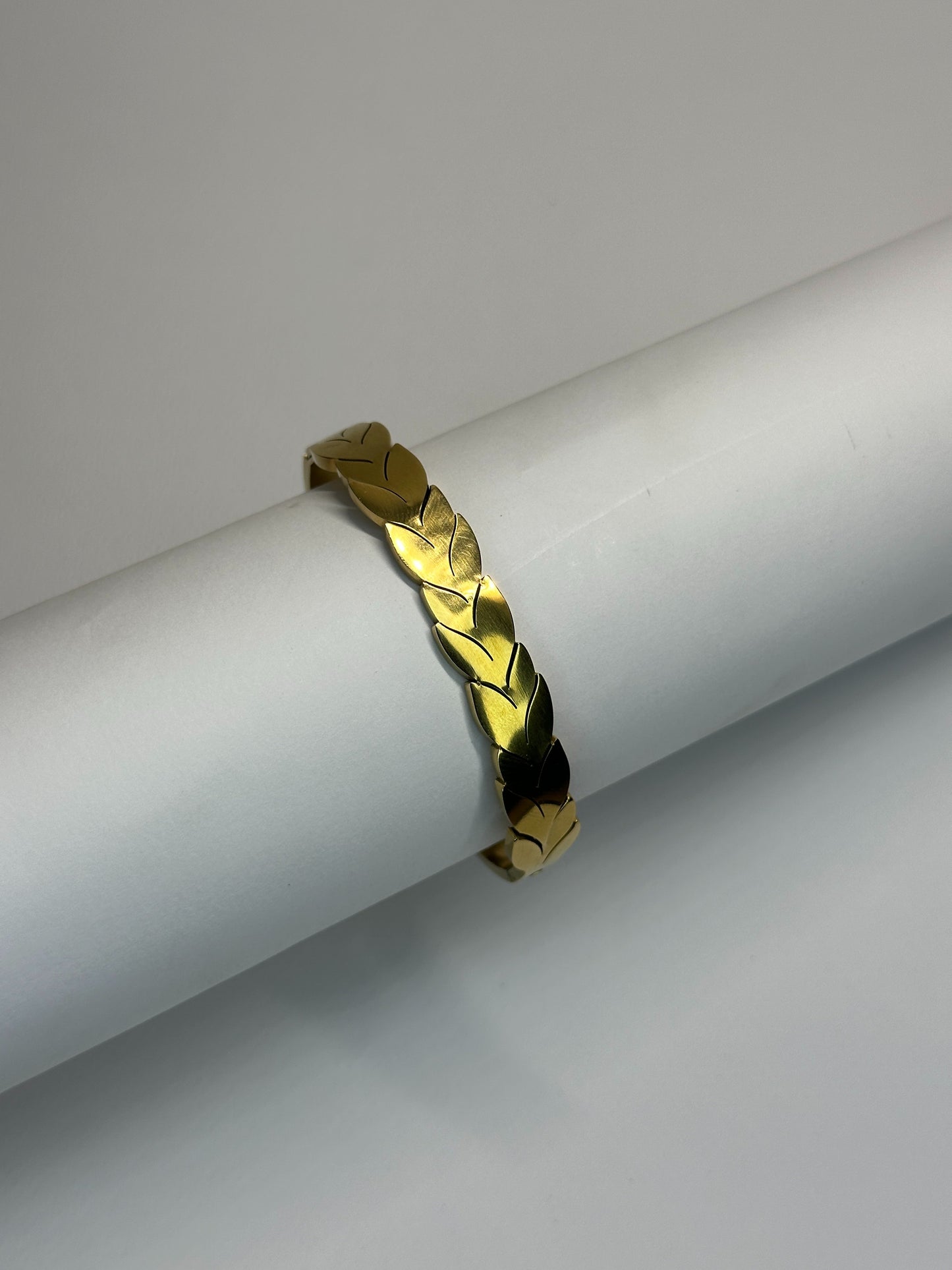 Golden Leaf Elegance Bangle Zyro