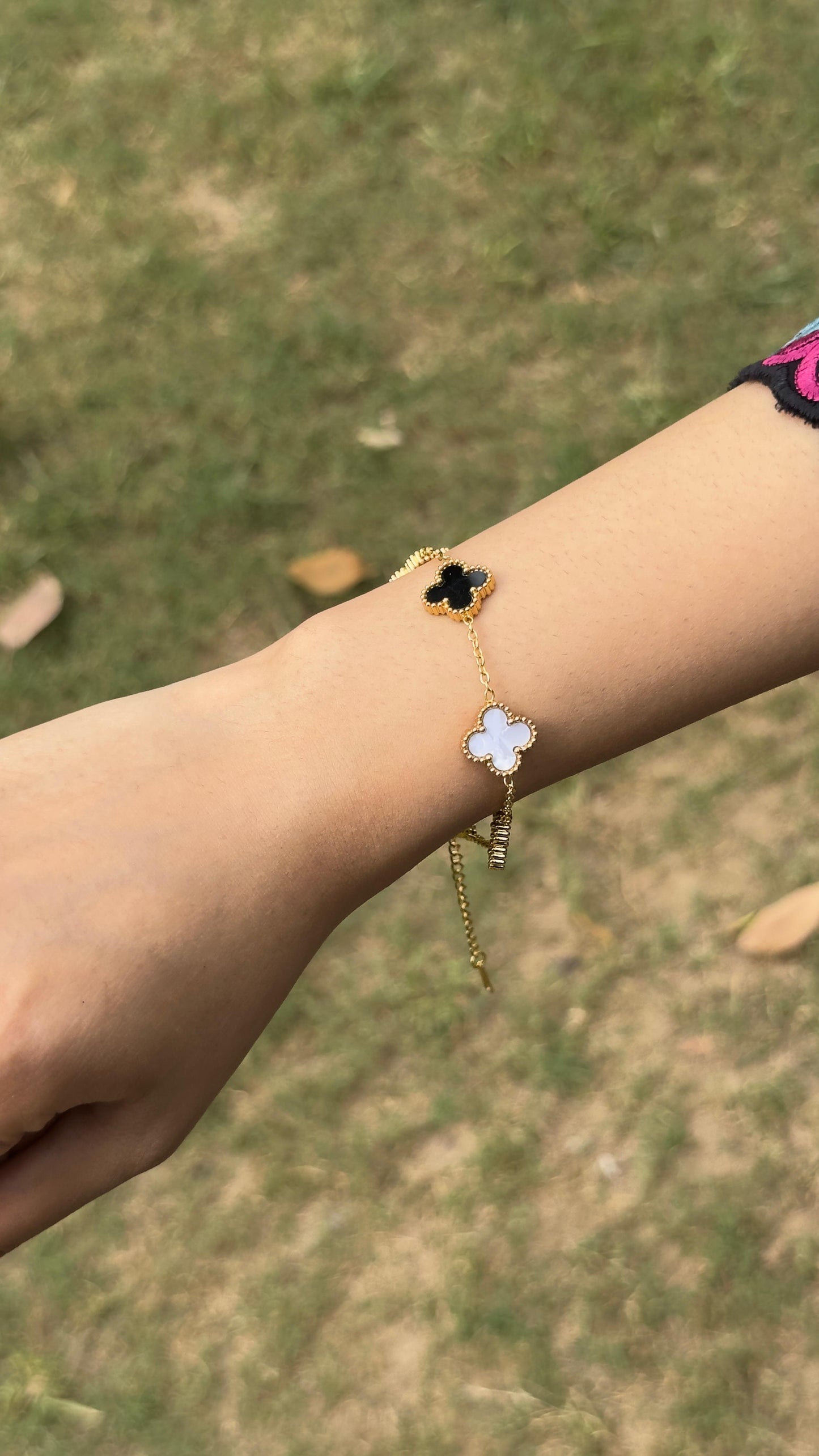 Elegant Clover Bracelet - White & Black