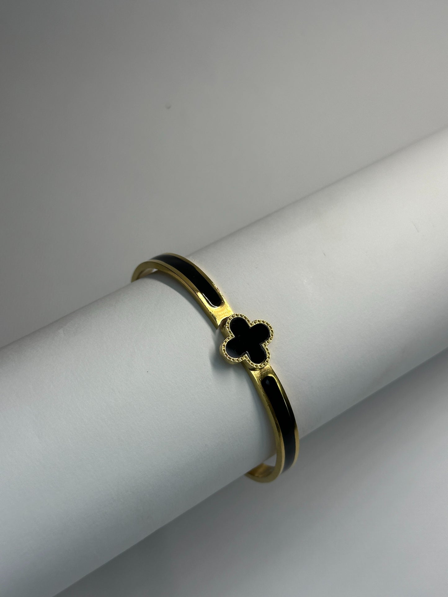 Midnight Clover Elegance Bracelet Zyro
